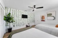 Charming 2-bedroom house with pool and fenced in backyard. Sleeps 8