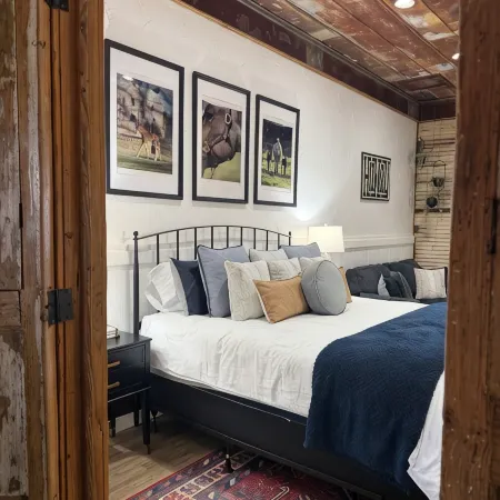 Cozy studio with queen pullout sofa on scenic working ranch in Fort Worth.