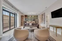 Chic 2-bedroom just 5 minutes' stroll from Forsyth Park with free parking! - บังกะโล