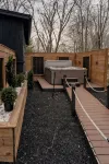 NEW Pocono Lake Modern & Cozy Cabin, Hot Tub, Pools - シャレー