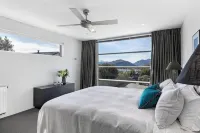 Lake & Mountain views, close to ski fields. Executive living - 3 bed/3 bath, spa - pemandangan pegunungan