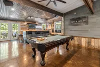Rustic River Retreat • Hot Tub • Arcade • Beach