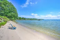 Charming Beach Cottage on Fishing Bay