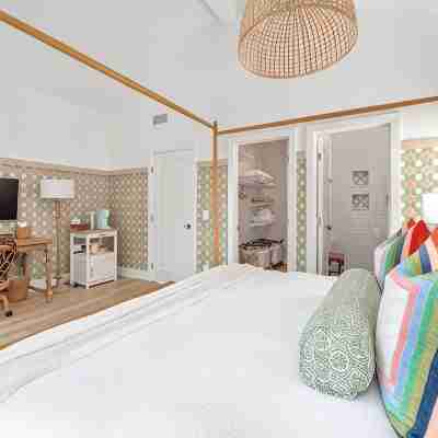 Bright 3-bedroom townhouse, w/ocean views roof deck, AC, walk to everything! Rooms