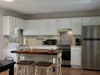 Cozy 2-bedroom stay in enchanting Smithfield with AC, WiFi Hotels in Smithfield