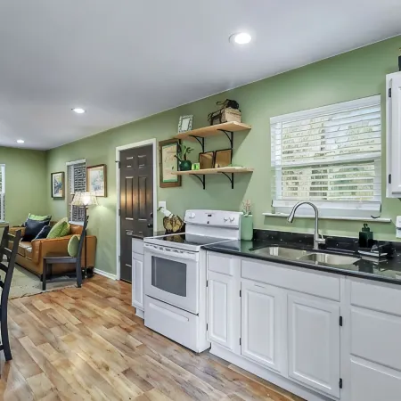 Gator Getaway - Charming 2-bedroom cottage with WiFi, AC in delightful Anahuac.