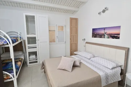 Elegant, fully equipped studio apartment with pool (shared