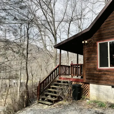 Romantic Creekside Cabin w/hot tub Near Smoky Mountains National Park