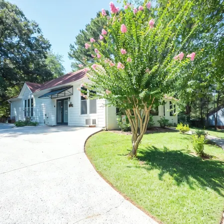 Renovated Ranch Home. Pet Friendly, Game Room, Fire Pit, Grill, Covered Porch