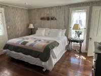 Charming 2-bedroom cottage on the River with 5 acres - Wifi