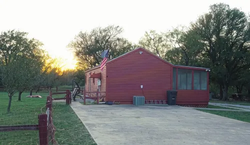 Modern Private Cabin, Fishing, Shooting Range, Fire Pit, 4WD Trails & Canoeing - 3つ星
