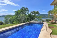 Flamingo Marina Penthouse Condo - Family Friendly