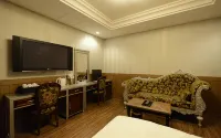 Central Tourist Hotel - parking
