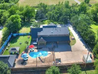 Pool, Hot Tub, Amazing Turf, Games Galore Luxury Villa in OKC