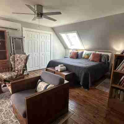 Quaint Neighborhood / Close to Beaches Rooms