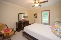 Charming Resort in the Heart of Bemus Village on CHQ Lake - Wifi