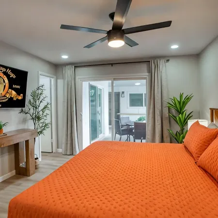 Sunny Poolside Getaway - Glow Golf/Hot Tub/Pool