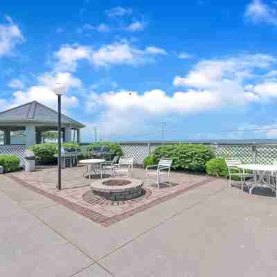 Port Clinton Paradise- 2 Bedroom Waterfront Condo:  Hot Tub, Sauna, Fire Pit Others