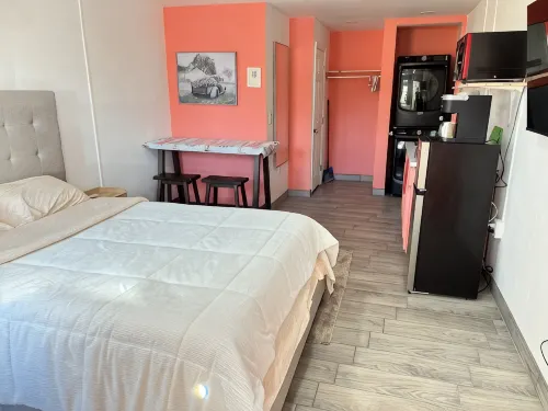 Peach Pocket Studio w/Kitchenette + W/D, Long Stay Ready w/ All Amenities! - 레지던스