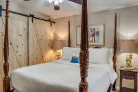 Romantic Getaway Cottage with Hot Tub and Resort Amenities - Wifi
