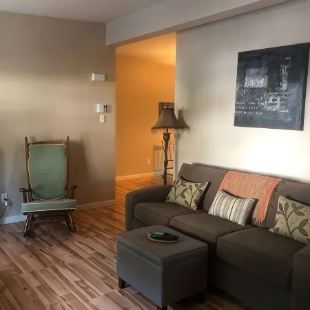 Sparkling clean bungalow close to campus