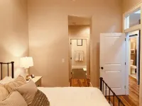 Downtown Getaway with Gated Parking & Two King Size Beds! - 4성급
