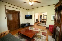 Large, kid friendly, private home on a brick street, 10 mins from downtown - 2성급