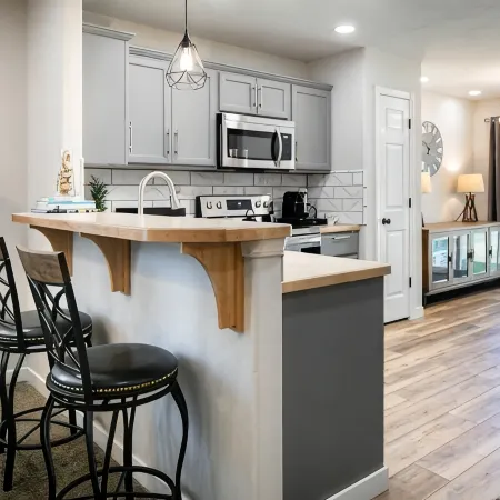 Newly Renovated Mid-Modern Townhome Central Twin Falls