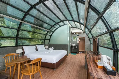 Lot449 Glass House Hotel di Leuwimalang