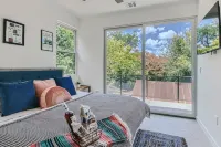 7 Bdrm Compound DT Austin I Clubhouse I Pools Available I Sxsw Top Spots! - Bungalow