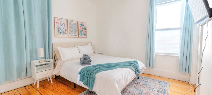 Spacious 3BDR near Harvard/5-Min Walk to Train - Davis Sq / Free Parking! Hotels in Somerville
