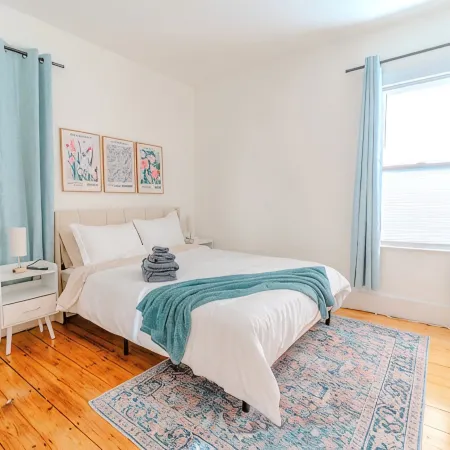Spacious 3BDR near Harvard/5-Min Walk to Train - Davis Sq / Free Parking!