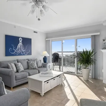 The Squiddly of Bahia Vista- spacious 3 Br/2bath