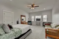 1890's Craftsman Home  5BR 4BA, Sleeps 16+   w 6 TVs. - Villas