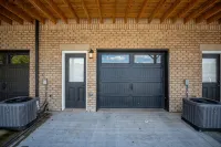 Cozy townhouse close to downtown, F&M Arena, APSU! Sleeps 8! - balcony