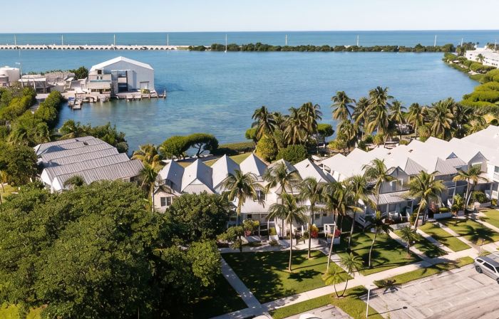 Beach House Getaway - Kayaks - 2Br 2.5BA Coastal Villa