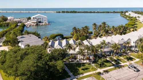Beach House Getaway - Kayaks - 2Br 2.5BA Coastal Villa - 4-Star
