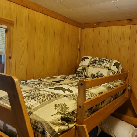 Cabin on lake close to ATV & snowmobile trails Отели в г. Айтаска