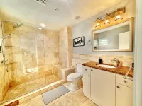 Extra spacious condo 5min from pristine beach - 2 stjerner