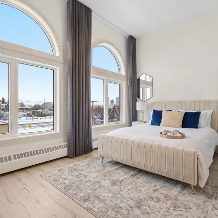 Upscale Historic Loft | TOP FLOOR | Downtown | Free Parking Отели рядом с достопримечательностью «Станция C-Train Calgary Zoo»
