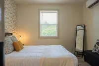 Modern Knox Guesthouse - Hot Tub/Pet Friendly/Private Patio/Grill - 4-Star