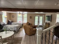 Mayo Lake Lower Unit Highend, Clean, Updated - Homestays