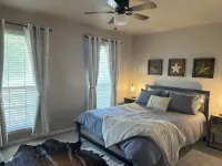 *The Quincy Farmhouse* Newly appointed home in quiet Quincy Park neighborhood. - Boutique