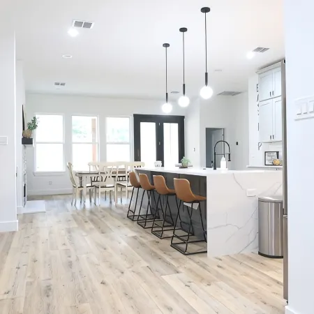 Master suite/ Soaking Tub/ Spacious Kitchen