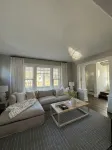 Cozy and accomodating designer home near downtown and McKennan Park - sleeps 10+