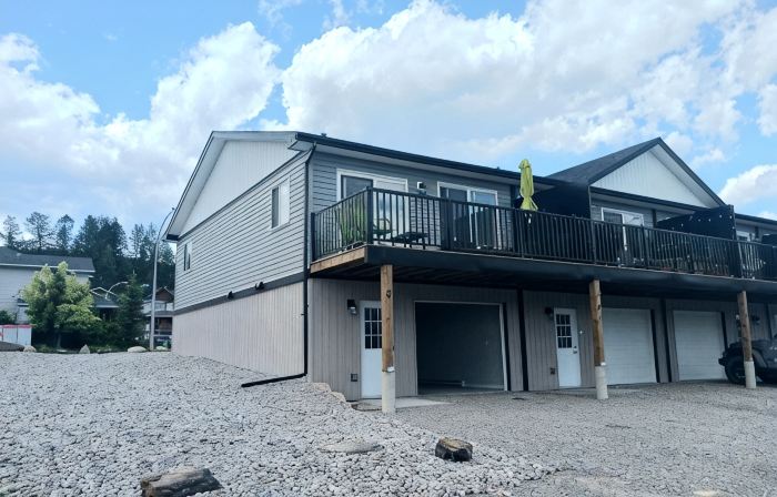 Mountain Views | Air Con | Garage | Large Deck | Nearby Trails | Parking