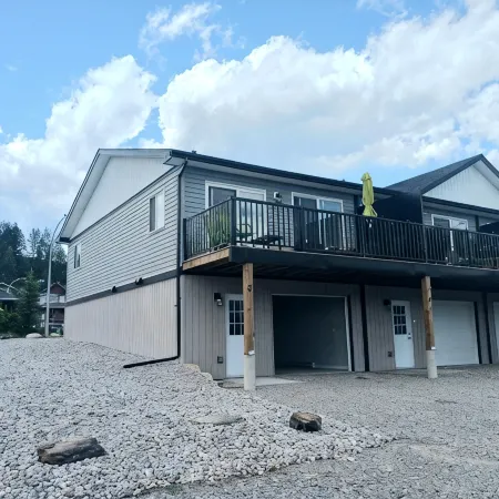 Mountain Views | Air Con | Garage | Large Deck | Nearby Trails | Parking