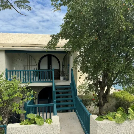 Windward Breeze – Walk to Beach!