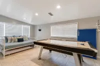 Luxury 4Bedroom Home with Pool, Mini Golf & Movie Theater - 3 ดาว