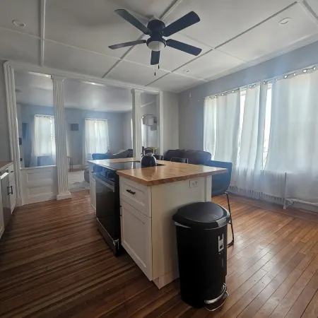 Downtown Living- 3Br- Pet Friendly- Parking